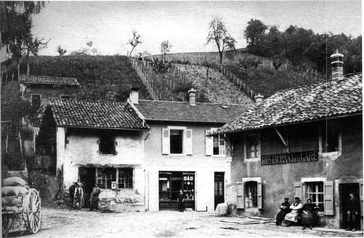 Entrée du bourg vers 1935